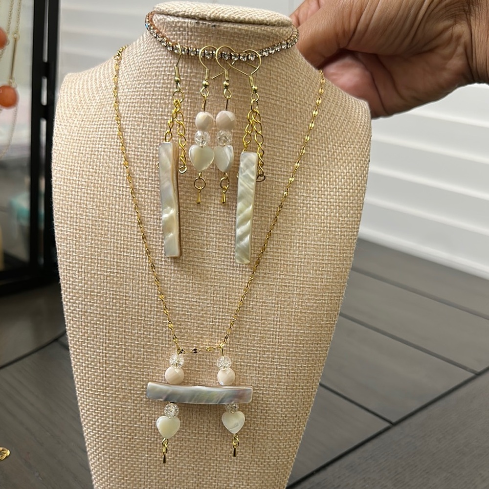 ARTISAN MOTHER OF PERL NECKLACE AND TWO EARRINGS SET